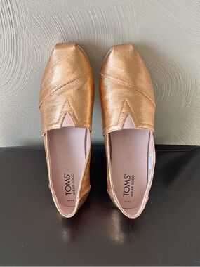 TOMS Metallic Rose Gold Alpargatas